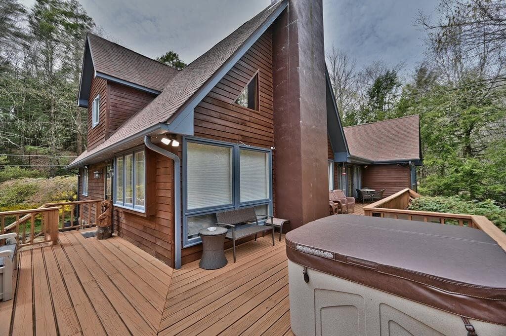The wrap around deck overlooking our Creek , breath taking  views and sounds of nature !